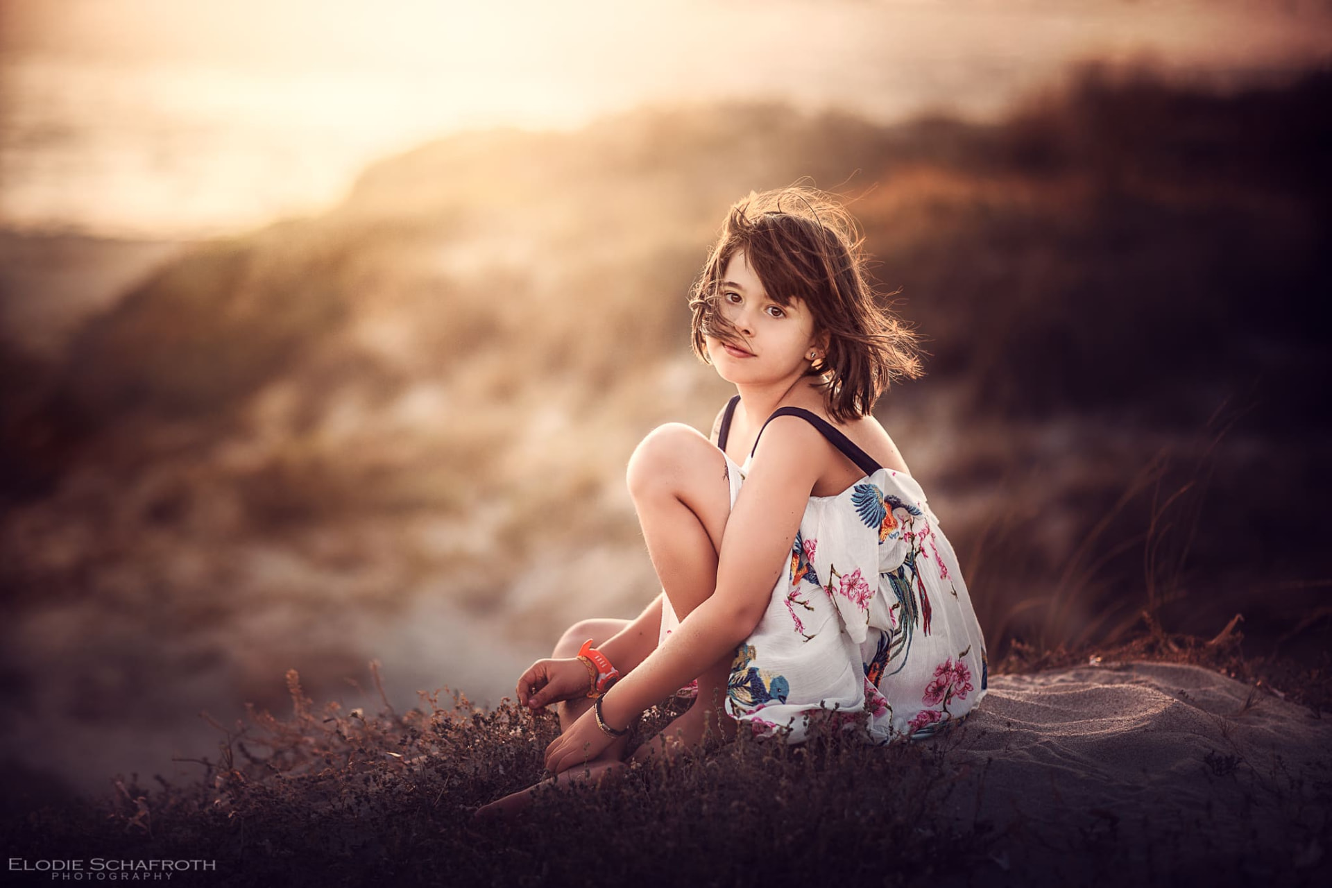 Portrait d'enfant à la plage en lumière dorée